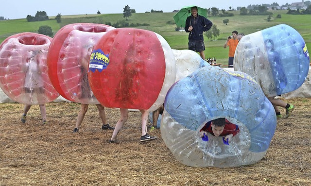 Viel Spa hatten Spieler und Zuschauer...ubble Soccer Turnier in Wellendingen.   | Foto: Khnemund