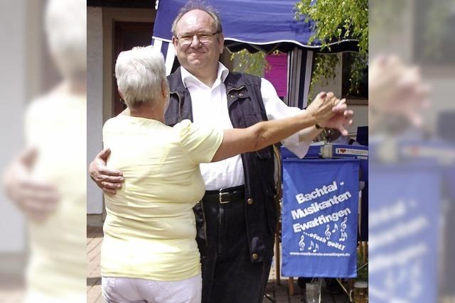 Gste genieen Stimmung beim Gemeindefest