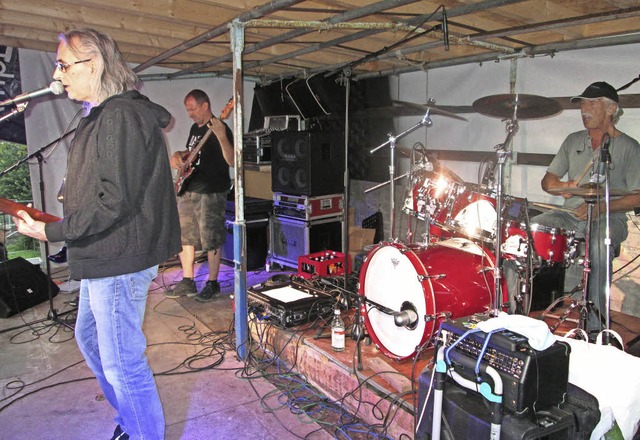 Die Band &#8222;Rock again&#8220; aus ...e mit soliden Rocksongs fr Stimmung.   | Foto: Baumeister