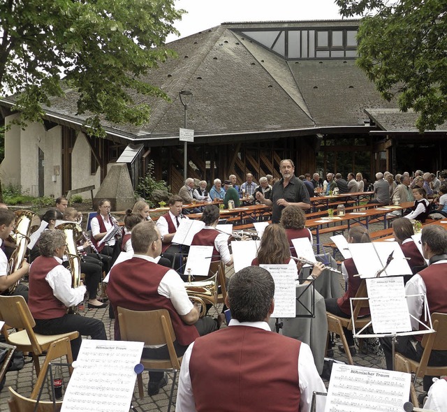 Firtz Weingrtner dirigiert den Musikv...auftritt auf dem Dorfplatz in Stegen.   | Foto: Hartwig Kluge