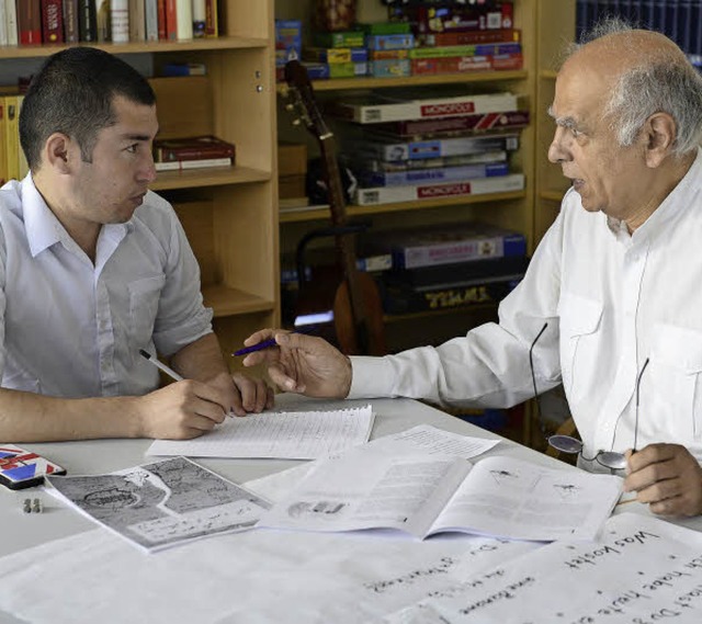 Moussa Gholami (links) beim Unterricht mit  Safi Baborie   | Foto: Schneider