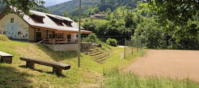 Auf das schne Clubheim ist man stolz, der Hartplatz dagegen macht Probleme.  | Foto: Rolf-Dieter Kanmacher