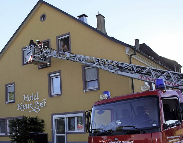 Auch die Drehleiter war bei der groen...tel Kreuz-Post in Burkheim im Einsatz.  | Foto: Herbert Trogus