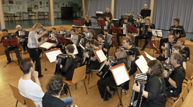 Hhepunkt des Benefizkonzerts in der A...gemeinsame Auftritt beider Orchester.   | Foto: Eberhard Gross