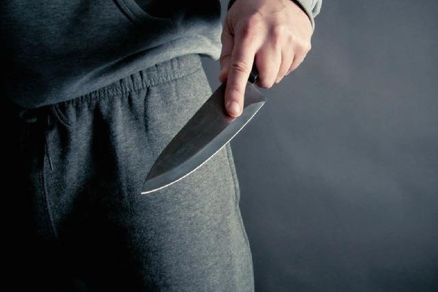 22-Jhriger soll Opfer mit dem Messer bedroht und zum Geldabheben gezwungen haben