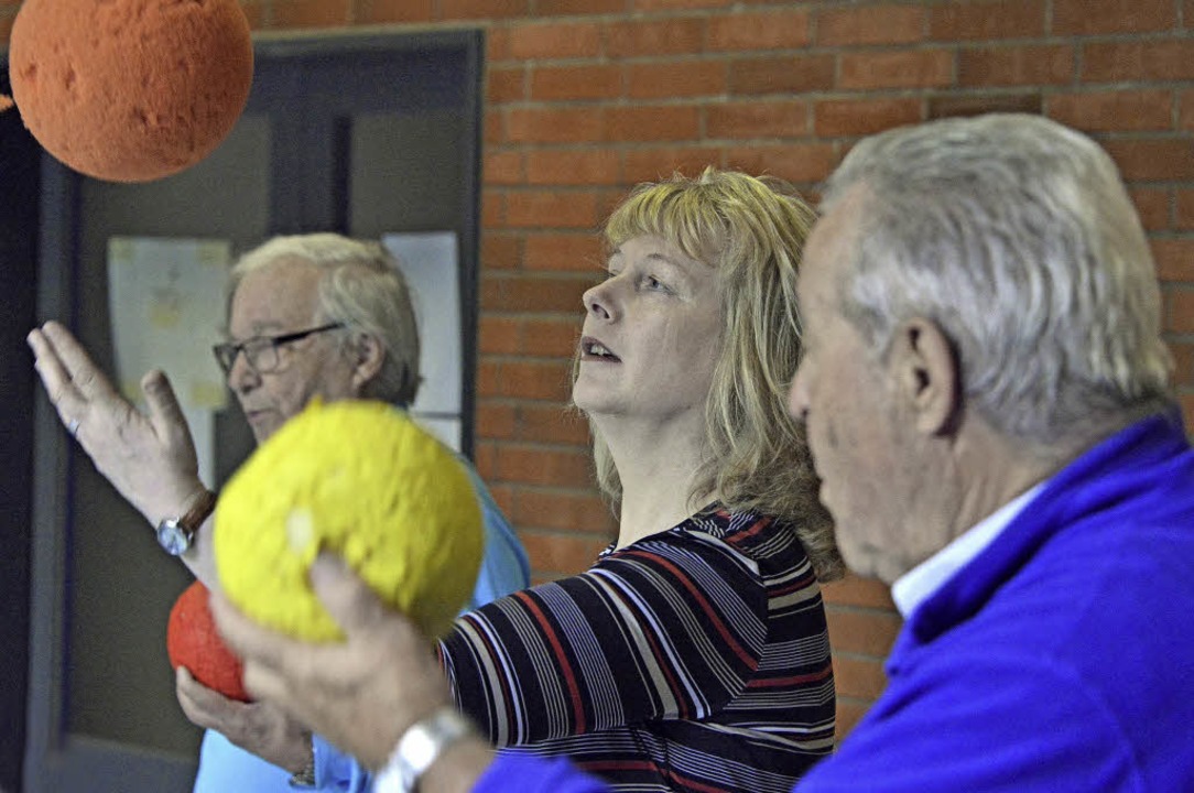 Carola Schark (Mitte) leitet Gymnastikgruppen für Senioren und Seniorinnen.   | Foto: Michael bamberger
