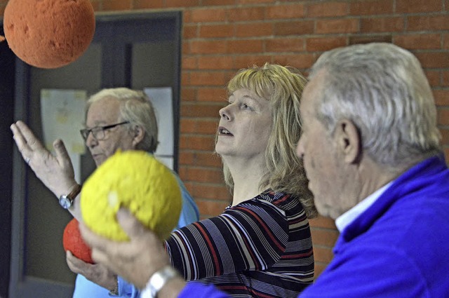 Carola Schark (Mitte) leitet Gymnastikgruppen fr Senioren und Seniorinnen.   | Foto: Michael bamberger