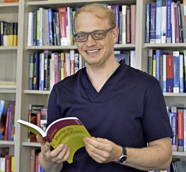 Axel Heck mit seiner verffentlichten Doktorarbeit.   | Foto: Bamberger