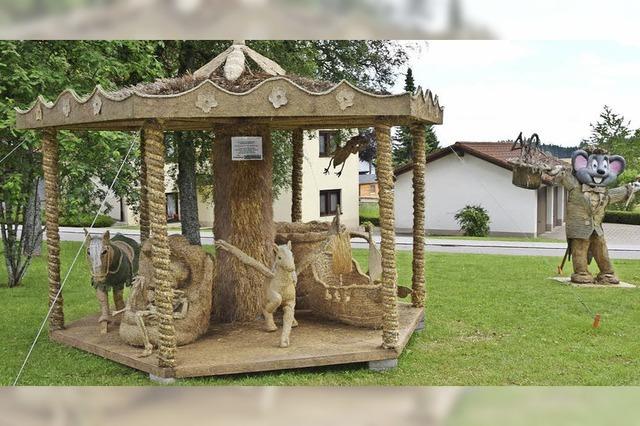 Wunderwerke aus Stroh stehen im Kurpark