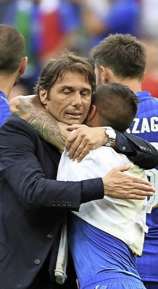 Italiens Trainer Antonio Conte mit Lor...strenge Coach war  vollauf zufrieden.   | Foto:  DPA