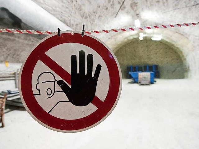 Durchgang verboten: Schild im Erkundungsbergwerk Gorleben   | Foto: dpa