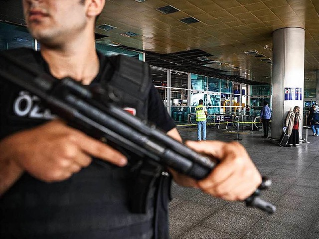 Der Tag nach dem Selbstmordanschlag auf dem Atatrk-Flughafen in Istanbul  | Foto: AFP