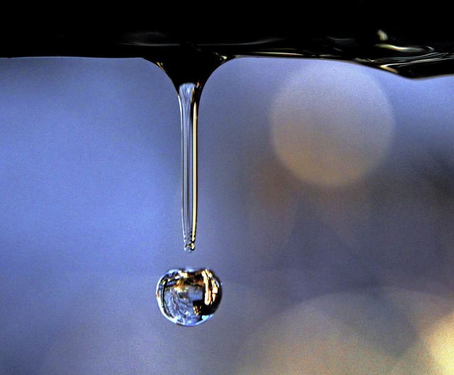 Undichte Stelle? Wasser kann durch und...gelangen und dort Schden verursachen.  | Foto: K.-J. Hildenbrand/andrea Warnecke, dpa
