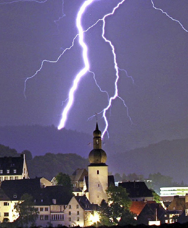 Faszinierendes, aber  nicht  ungefhrl...auspiel: Blitze am nchtlichen  Himmel  | Foto: dpa