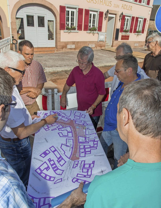 Blick auf den Plan. Tiefbauchef Udo Sc...tellenbesichtigung die Vorgehensweise.  | Foto: Olaf Michel