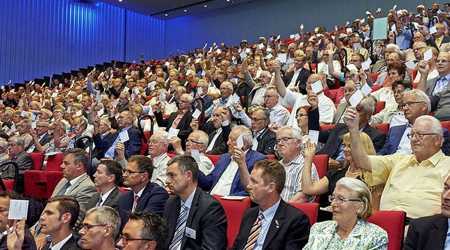 Der Moment der Abstimmung: Die Vertret...n Volksbank Genossenschaftsbanken zu.   | Foto: Volksbank Offenburg