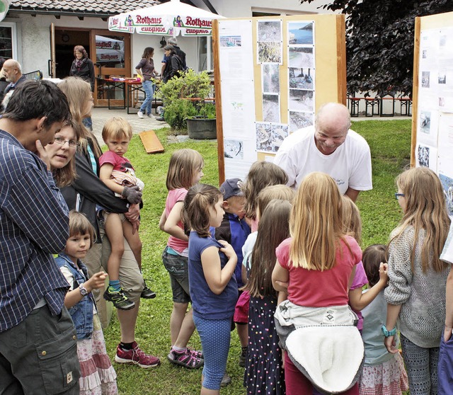 Interessiert hren Kinder und Eltern den Erklrungen von Harald Nle zu.  | Foto: Dorothe Kuhlmann