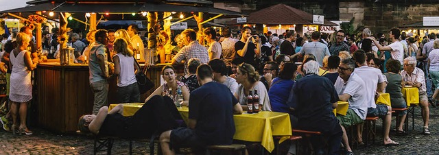 Stimmungsvoll: das Freiburger Weinfest vor dem imposanten  Mnster   | Foto: Daniel Antoniutti