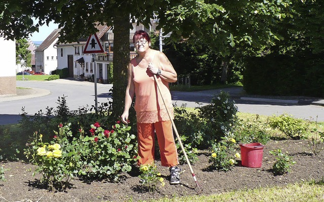 Jetzt kmmert sich Brigitte Kunde um d... kleinen Verkehrsinsel in Ewattingen.   | Foto: Gertrud Rittner