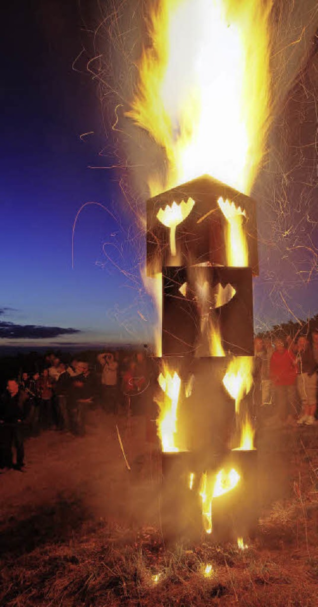 Feuerturm und Schwedenfackeln illuminieren die Szenerie.   | Foto: Privat