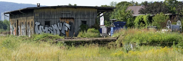 Die Schuppen auf dem ZG-Gelnde versch...durch den Bau der Bahn-Neubaustrecke.   | Foto: Lauber