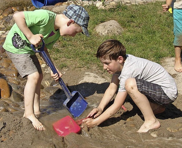 Am Spielen im Matsch hatten viele Kinder groe Freude.   | Foto: Karin Wortelkamp