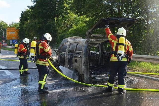 Fahrzeugbrand blockiert Autobahnausfahrt