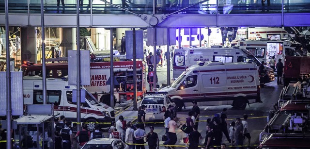 Krankenwagen und Polizeiautos stehen n... vor dem Atatrk Airport in Istanbul.   | Foto: AFP
