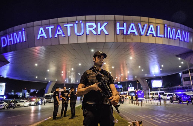 Ein Polizist steht nach dem Anschlag vor dem Atatrk-Flughafen in Istanbul.   | Foto: AFP