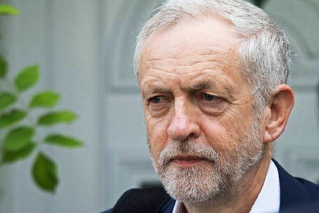 Cameron fordert Labour-Chef Corbyn zum Rücktritt auf
