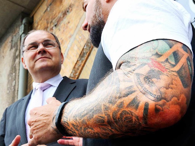 Bundesminister Christian Schmidt (CSU)...Tattoostudios, Daniel Krause in Berlin  | Foto: dpa