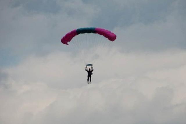 Fallschirmsprung mit Po-Landung