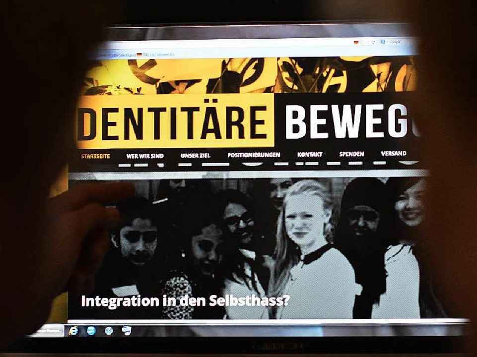 Sie ist aus einer Facebook-Gruppe entstanden: Die Identit�re Bewegung im Netz.  | Foto: dpa