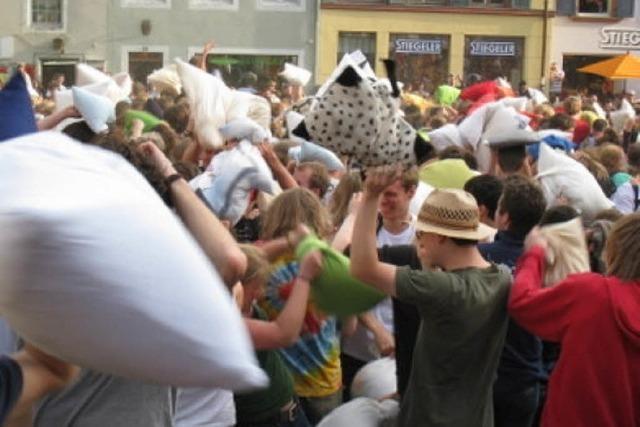 Foto-Galerie: So war der Kissenschlacht-Flashmob auf dem Augustinerplatz