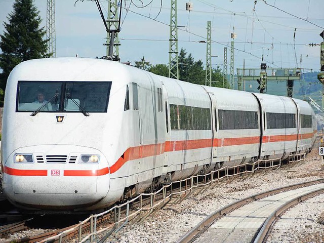 Ein Oberleitungsschaden zwischen Riege...t den Zugverkehr auf der Rheintalbahn.  | Foto: Hannes Lauber