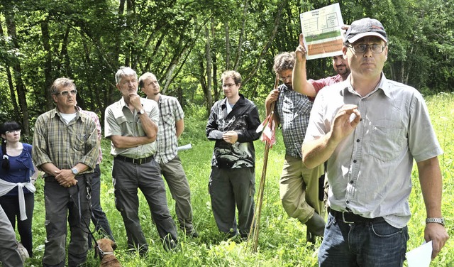 ber die FFH-Gebietserfassung im Wald informierte Dietmar Winterhalter (rechts).  | Foto: Juliane Khnemund