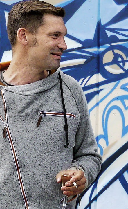 Der Streetart-Knstler Tom Brane hat i...Rckseite der Bauhof-Salzhalle bemalt.  | Foto: Lena Kaltenbach