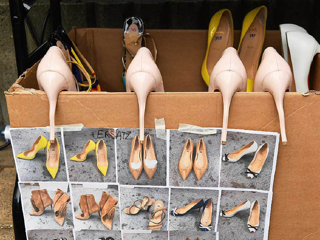 Modeprsentation der sterreichischen Designerin Marina Hoermanseder: Schuhe werden Backstage bereitgehalten.