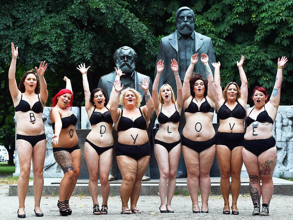 Plus-Size Models posieren am Marx-Engels-Forum in Berlin im Rahmen des Fotoprojekts "Bodylove" fr ein realistisches Frauenbild.