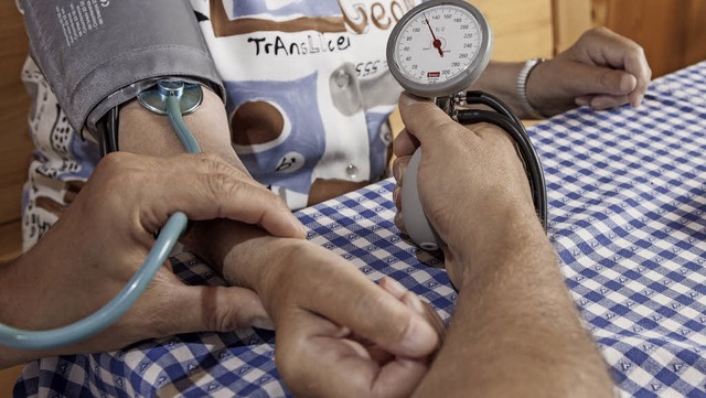 Mit der Messung des Blutdrucks ist die...stuhl-Tuniberg noch lange nicht getan.  | Foto: Sozialstation