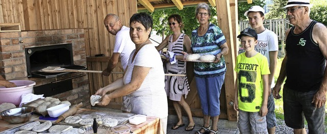 Andrang herrschte bei der Backpremiere im neuen Schlchtenhauser Backhsli.   | Foto: Lacher