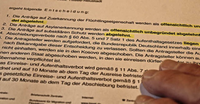 Schwarz auf wei zu lesen: Die Asylant...t Freiburg nicht anders entscheidet. .  | Foto: Erich Krieger
