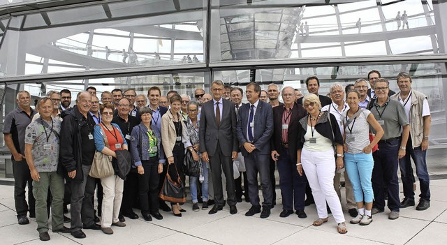 Die Delegation aus dem Lrracher Kreis... des Reichstagsgebudes in die Mitte.   | Foto: ZVG