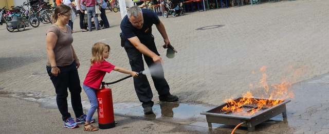 Fr die Gste gab es beim Eichstetter ...h selbst beim Feuerlschen versuchen.   | Foto: Christa Rinklin