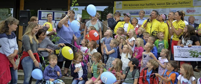 Auch viele Kindergartenkinder sind zum... Bad Krozinger Bahnhofsplatz gekommen.  | Foto: Carlotta Roch