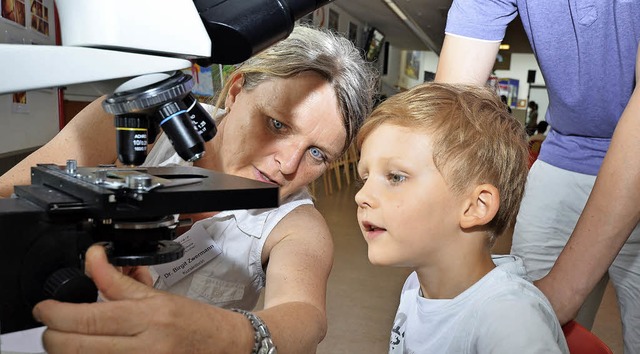 Wie mikroskopieren geht, zeigte  Birgit Zwermann.    | Foto: textdirekt