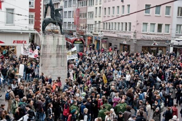 5000 Studenten und Schler demonstrieren friedlich in Freiburg