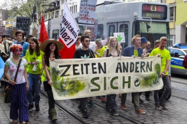 So demonstrierten rund 700 Freiburger am Samstag fr freies Marihuana