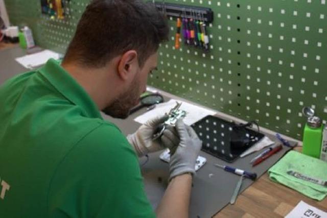 Die neuen Superhelden: Ein Tag in einer Handywerkstatt