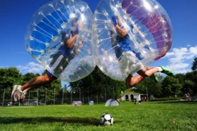 Selbstversuch Bubble Soccer: Kicken in der Plastikblase